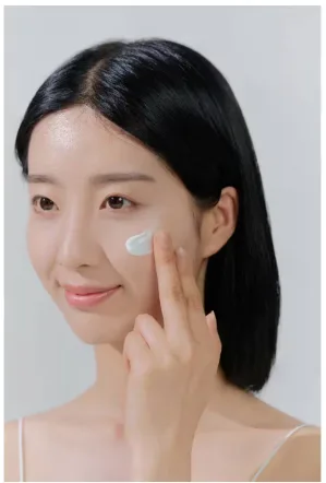 SKIN1004 Madagascar Centella Hyalu-Cica Water-Fit SPF 50+ PA++++ Sun Serum (50ml) - Image 4