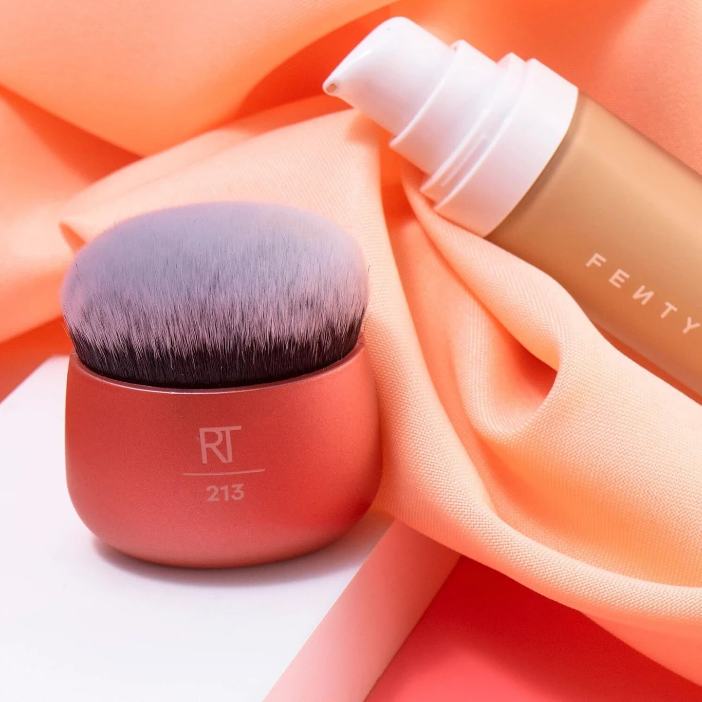 Real Techniques Foundation Blender For Liquid Makeup Brush - Image 3
