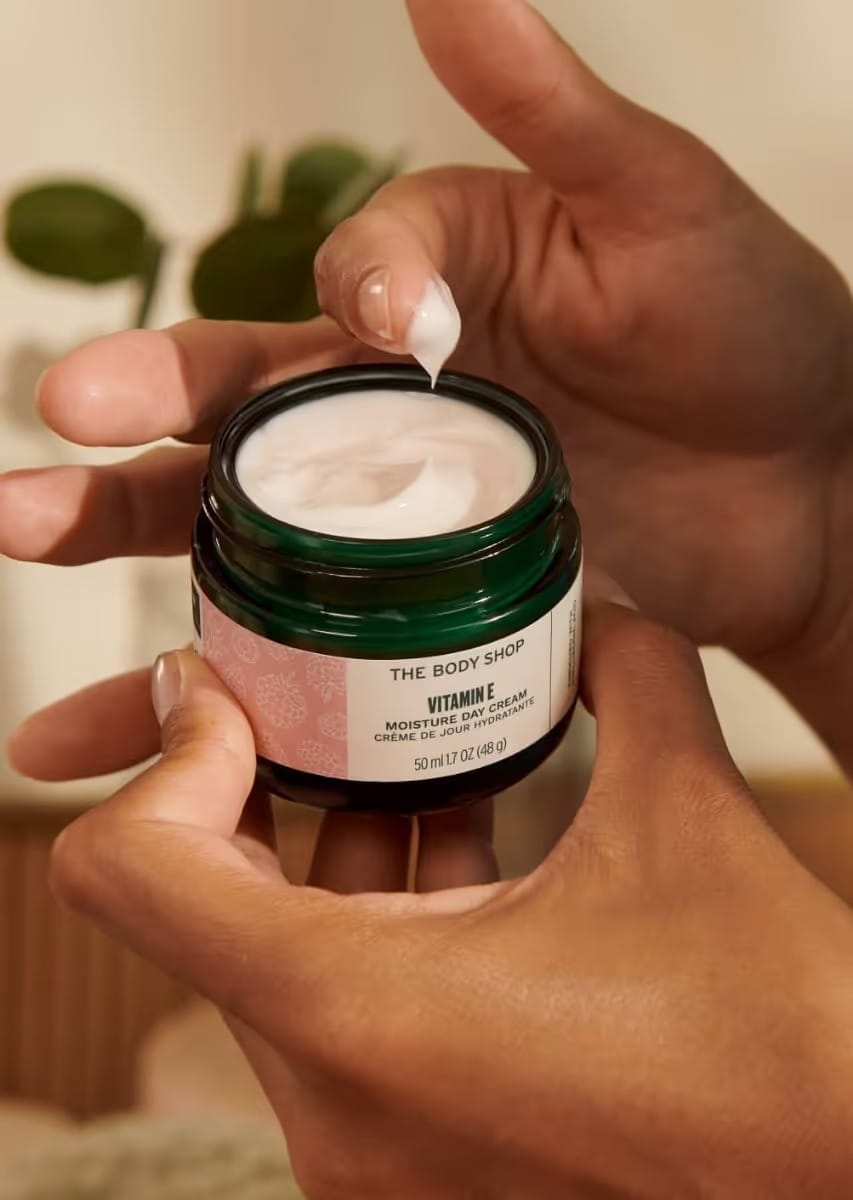 THE BODY SHOP Vitamin E Moisture Day Cream - (50ml) - Image 3