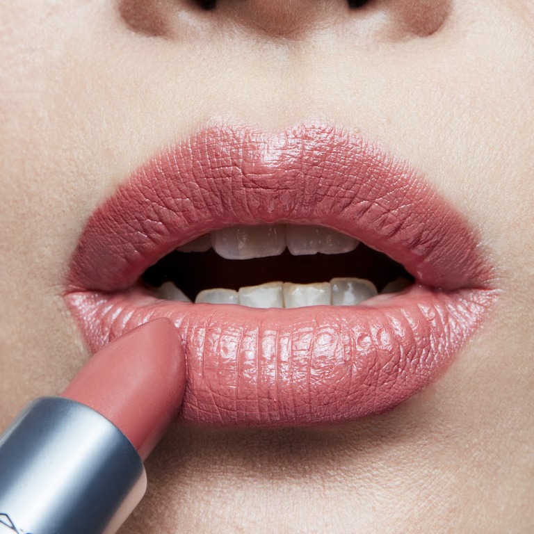 MAC Amplified Creme Lipstick – Cosmo (3g) - Image 4